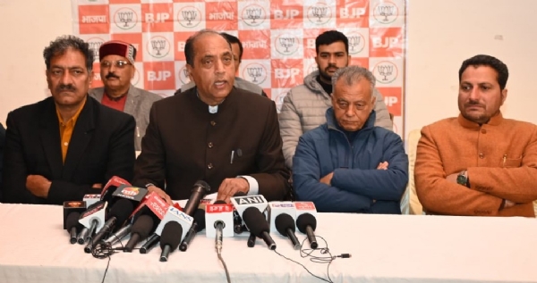 मंडी में पत्रकारों से बात करते हुए जयराम ठाकुर।