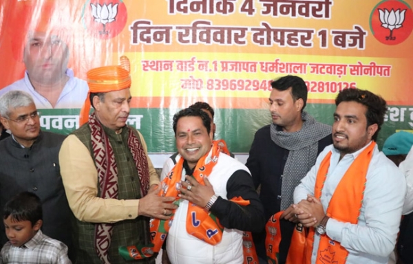 सोनीपत: भाजपा के प्रदेशाध्यक्ष मोहन लाल         बडौली लोगों का पार्टी में स्वागत करते हुए