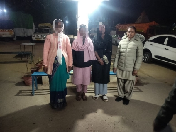 पुलिस के साथ दोनों गुम नाबालिग बालिकाएं