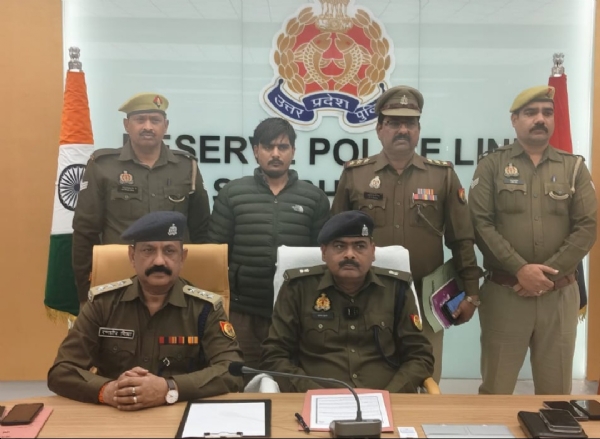 गिरफ्तार अभियुक्त के साथ पुलिस अधिकारी