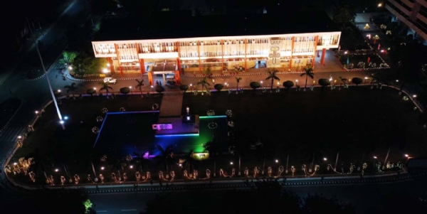 सम्मेलन के दृष्टिगत सजाया गया विश्वविद्यालय का प्रशासनिक भवन।