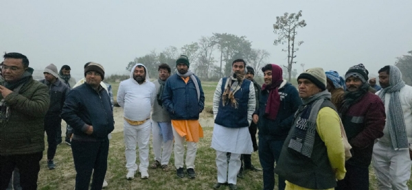 ध्वस्त बांध का निरीक्षण करते विधायक