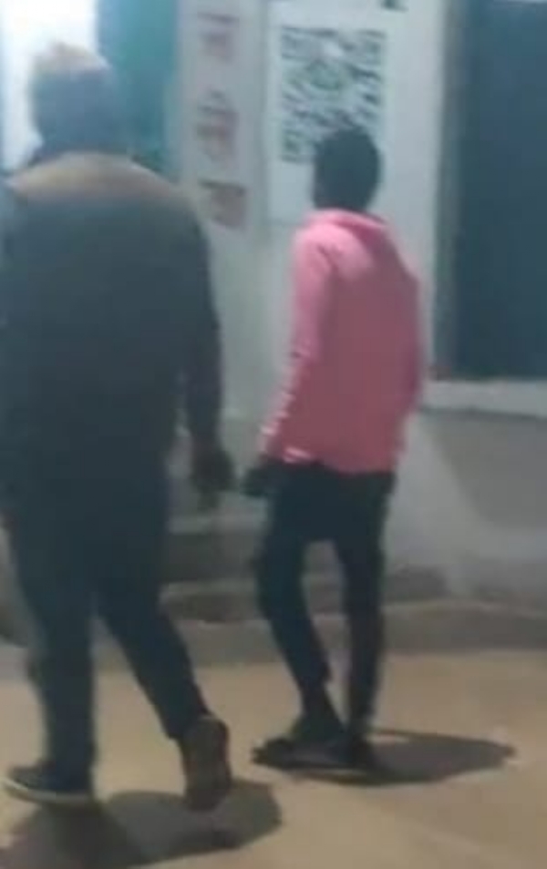 आरोपी काे गिरफ्तार कर ले जाती पुलिस