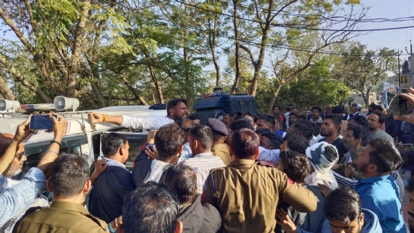 कार्यकर्ताओं को गिरफ्तार करती पुलिस