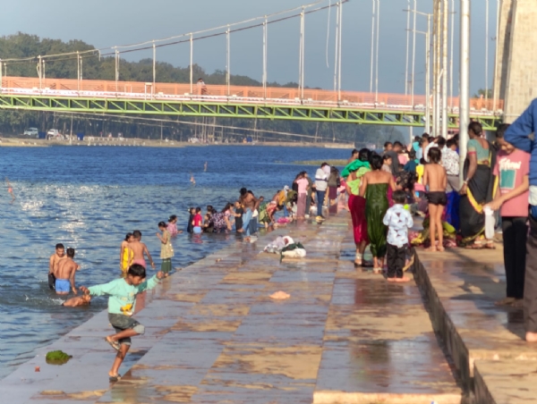 पवित्र माघ मास के प्रथम दिवस मां नर्मदा में आस्था की डुबकी लगाते श्रद्धालु