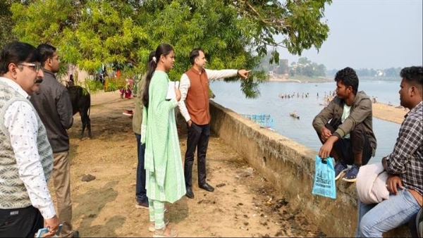 मंडलाः संगम घाट पहुंचे कलेक्टर