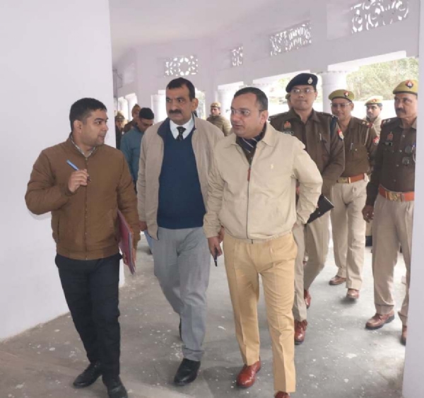 पुलिस क्लब में वीडियो कॉन्फ्रेंसिंग रूम का निरीक्षण करते वरिष्ठ पुलिस अधीक्षक व अन्य।