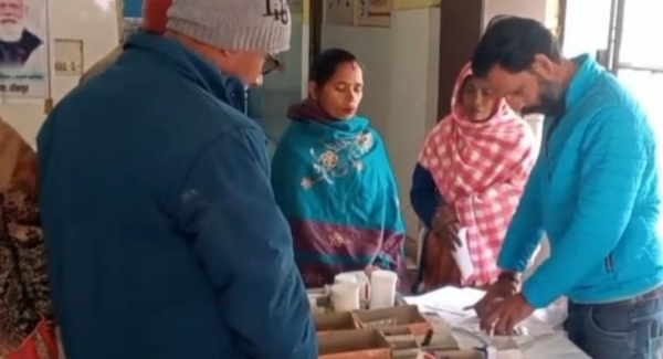 दवा बांटता सफाई कर्मी