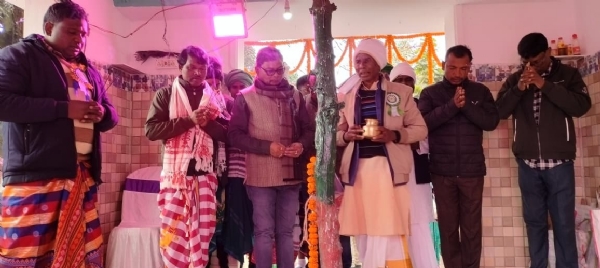 पूजा-अर्चना करते अतिथि व अन्य पूजा-अर्चना करते अतिथि व अन्य