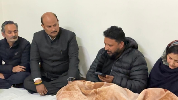 छात्रा के परिजनों से मिलते मंत्री