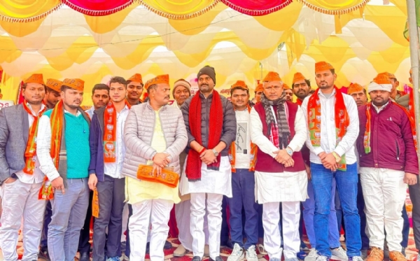 सपा छोड़ बीजेपी में शामिल हुए लोग जिलाध्यक्ष अजीत प्रजापति के साथ मंच पर