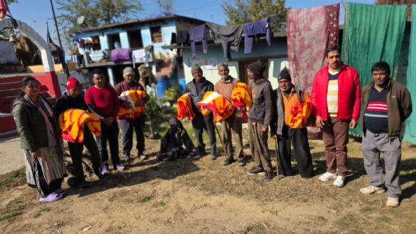 ग्रामीणों को राहत सामग्री वितरित करते रेड क्रॉस समिति सदस्य
