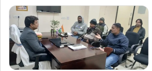 कार्यों की समीक्षा करते प्रबंधक