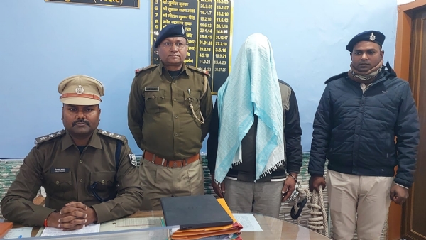 प्रेस वार्ता में गिरफ्तारी की जानकारी देते डीएसपी