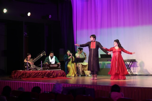 एसआरएमएस रिद्धिमा में म्यूजिकल सागा के दौरान गुरुजनों और कलाकारों ने नये वर्ष का स्वागत करते हुए प्रस्तुति दी।