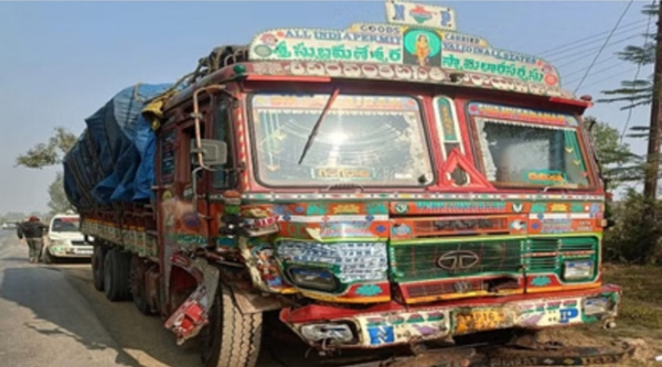 तेज रफ्तार ट्रक की चपेट में आया ट्रैक्टर, चालक की मौके पर हुई मौत