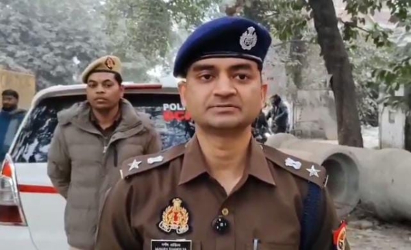 सेक्स रैकेट के संबंध में जानकारी देते हुए डीसीपी नगर का छाया चित्र