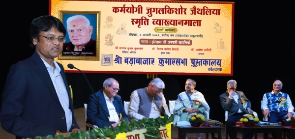 समारोह में वक्तव्य रखते  विजय मनोहर तिवारी। अन्य मंचस्थ हैं, बांये से सर्वश्री बंशीधर शर्मा, महावीर बजाज, डॉ. अशोक लाहिड़ी, सज्जन कुमार तुल्स्यान एवं भागीरथ चांडक