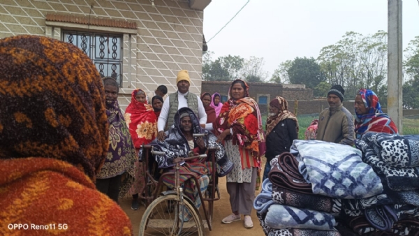 कंबल वितरण करते जिप सदस्य सहित अन्य ग्रामीण कंबल वितरण करते जिप सदस्य सहित अन्य ग्रामीण