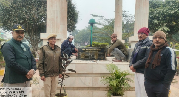 शिलापट्ट के साथ पूर्व सैनिक व पार्क प्रभारी