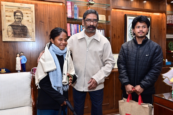 मुख्यमंत्री और अंतरराष्ट्रीय फुटबॉलर अनुष्का की तस्वीर