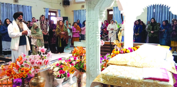 अरदास करती संगत