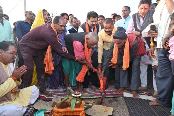 उपमुख्यमंत्री विजय शर्मा सड़क निर्माण कार्यों का भूमिपूजन करते हुए