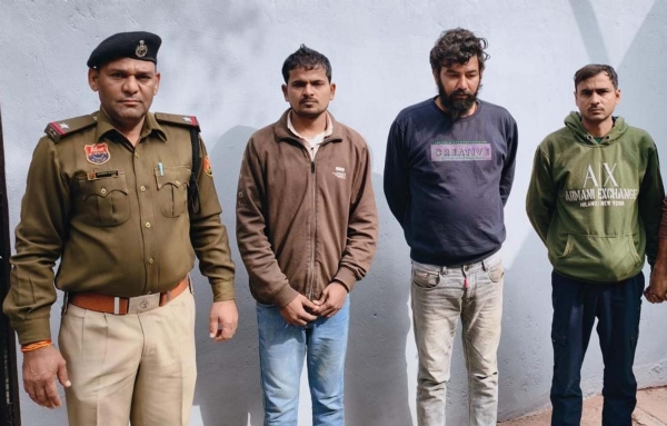 पुलिस की गिरफ्त में अवैध मादक पदार्थ के साथ पकड़े गए आरोपी।