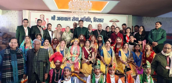 बच्चों को सम्मानित करते सावित्री जिंदल व बजरंग गर्ग।