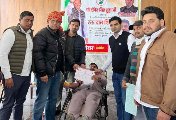 गुरुग्राम के सेक्टर-61 स्थित गुर्जर भवन में सांसद दीपेंद्र हुड्डा के जन्मदिन पर रक्तदान करते युवा कांग्रेस कार्यकर्ता।
