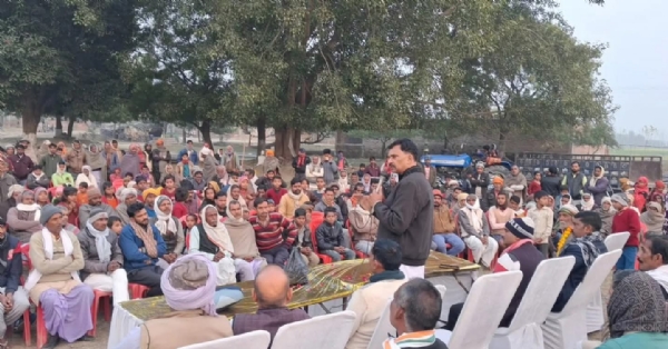 संविधान बचाओ सभा को संबोधित करते हुए सांसद राकेश राठौर