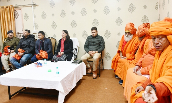 पंचकोशी परिक्रमा को लेकर मेला प्रशासन से वार्ता करते हुए जूना अखाड़ा के संरक्षक श्री महंत हरि गिरि जी महाराज एवं अन्य संतों का छाया चित्र