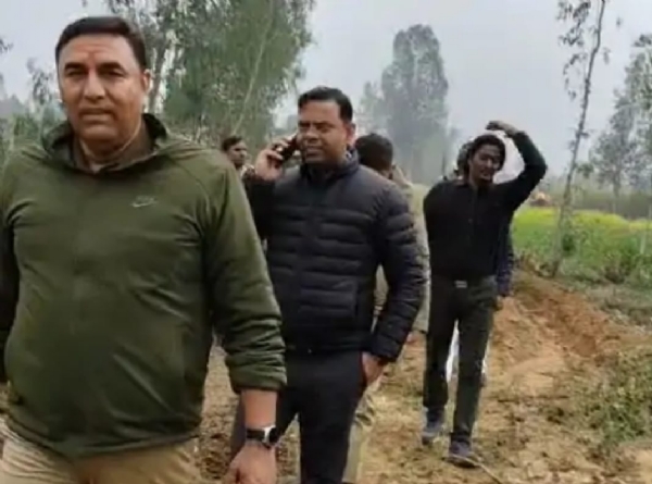 मौके पर मौजूद अधिकारी