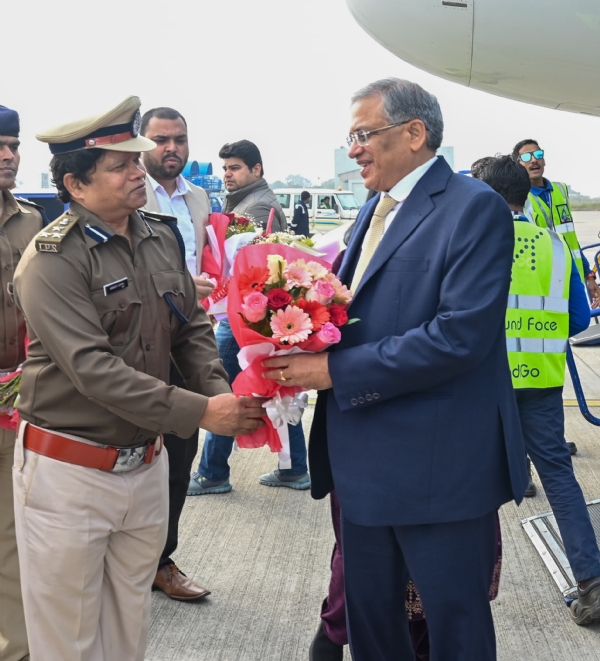 मुख्य निर्वाचन आयुक्त और अन्य अधिकारी