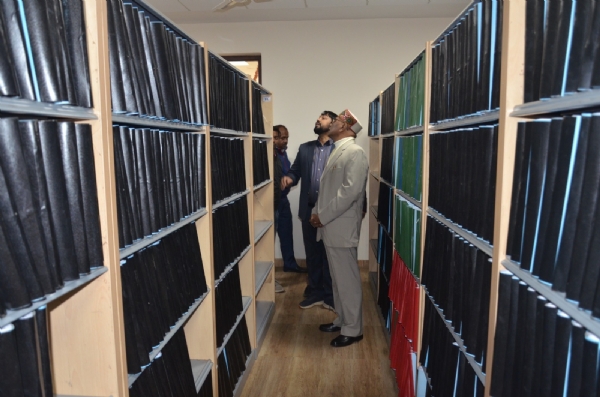 ब्रेल पुस्तकों का सुव्यवस्थित पुस्तकालय को देखते अधिकारी