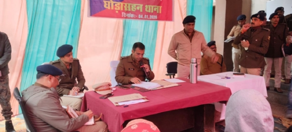 थाना परिसर में जन सुनवाई करते एसपी