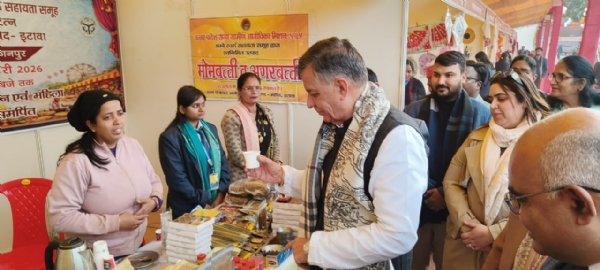 महिलाओं द्वारा बनाए गए हस्तनिर्मित वस्तुओं को लेकर चर्चा करते विधानसभा अध्यक्ष सतीश महाना