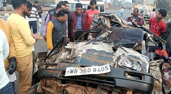 दुर्घटना में कार की भयावह तस्वीर