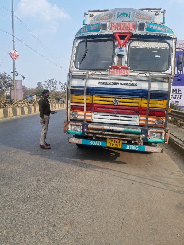 रिंग रोड पर खड़े भारी वाहनों पर कार्रवाई