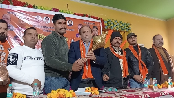 शिवसेना उद्धव बालासाहेब ठाकरे गुट मुरादाबाद का जिला कार्यकर्ता सम्मेलन में जिला प्रमुख वीरेंद्र अरोड़ा को गदा देता युवा पदाधिकारी।