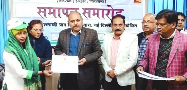 प्रमाणपत्र वितरित करते हुए सीडीओ