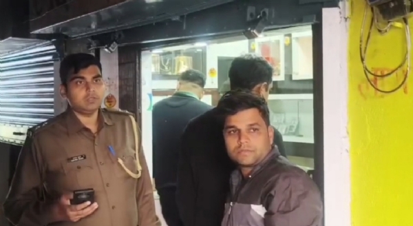 ज्वेलरी दुकान में जांच करती पुलिस