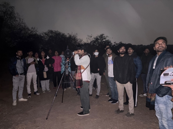 ग्रहों का अवलोकन करते छात्र