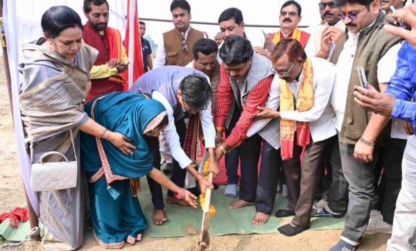 वित्त मंत्री ओ पी चौधरी डोंगीतराई उच्चतर माध्यमिक विद्यालय में भूमिपूजन  में शामिल