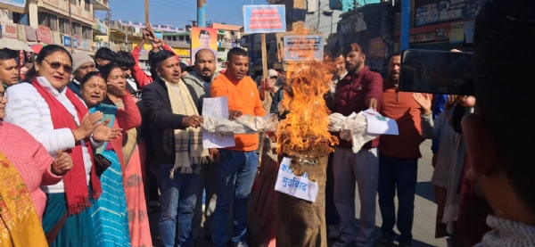 पुतला दहन एवं प्रदर्शन करते भाजपा कार्यकर्ता