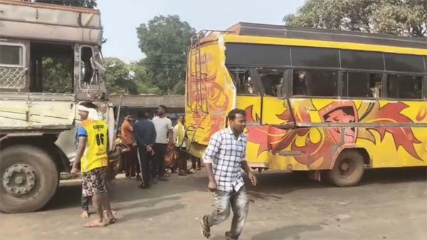 ट्रक ने बस काे मारी ठाेकर