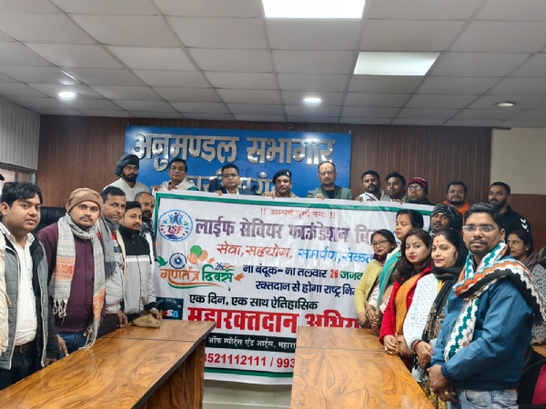 अररिया फोटो:अनुमंडल प्रशासन के साथ बैठक में फाउंडेशन के सदस्य