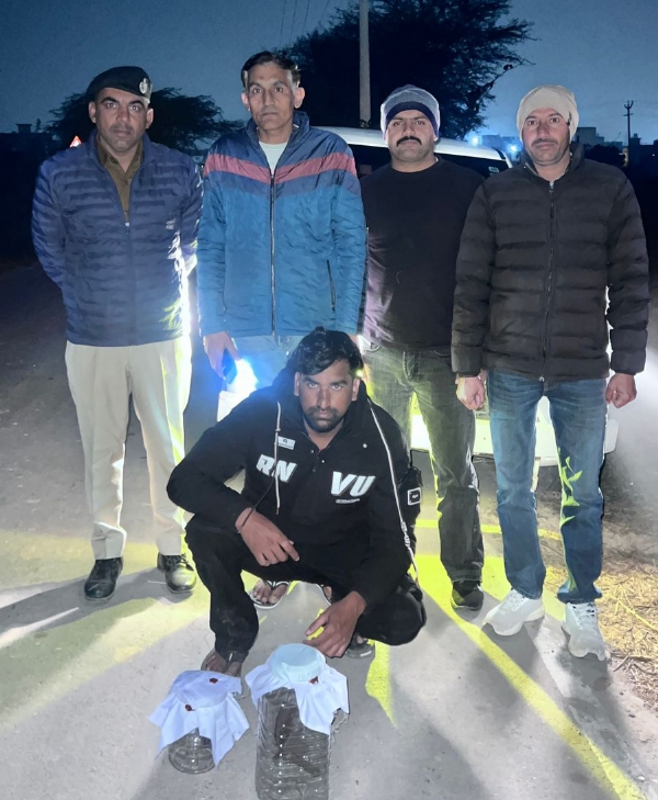 अवैध पिस्तौल के साथ पकड़ा गया आरोपी।