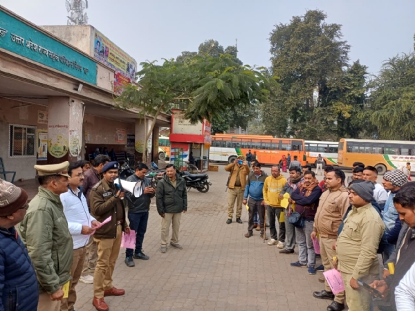 चालको को प्रशिक्षण देते अधिकारी