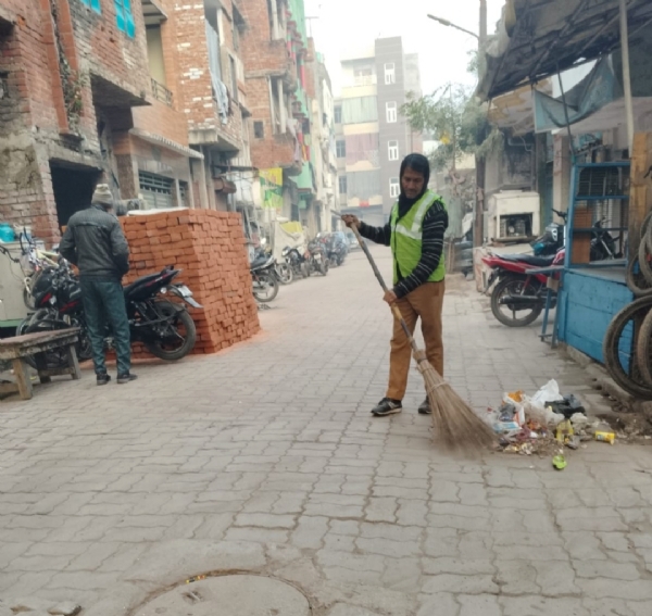 अवकाश के दिन साफ सफाई करता नगर निगम कर्मी